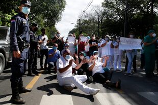 Protesta de trabajadores del Ineram al frente del edificio en Asunción