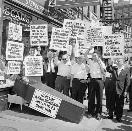 Protesta en 1962 en contra de la demolición del barrio para construir las Torres Gemelas