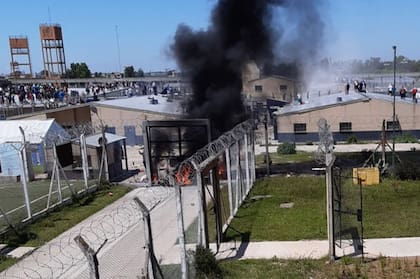 Presos alojados en el complejo penitenciario San Martín se subieron a los techos e iniciaron un fuego