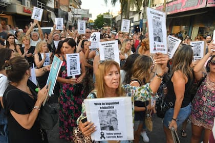 Protesta en Castelar por el asesinato de Lucrecia Arias