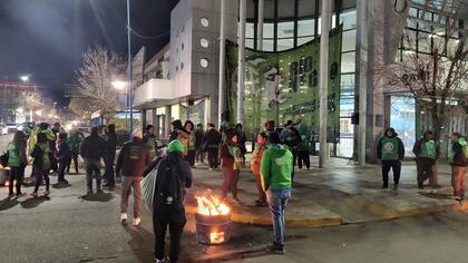 Protesta en el edificio central de PAMI de General Roca