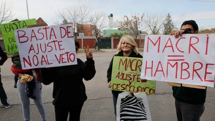 Protesta en la entrada de Cresta Roja mientras Macri daba sus discurso