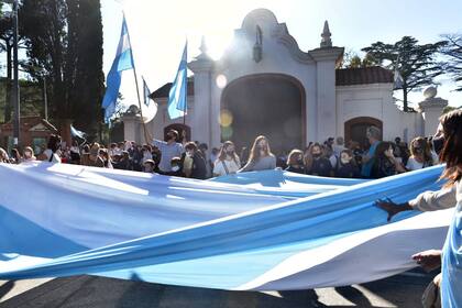 En la puerta de la Quinta de Olivos, padres y alumnos de diferentes escuelas piden la vuelta a clases presenciales luego de que los datos indicaran que las clases no son foco de contagio