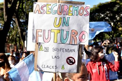 Con carteles de todo tipo, los manifestantes expresan su descontento con la decisión del presidente Alberto Fernández