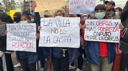 Protesta en la puerta del country del ministro de Economía Luis 