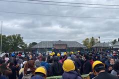 Un grupo de manifestantes bloqueó el acceso al country donde tiene una casa el ministro de Economía, Luis Caputo