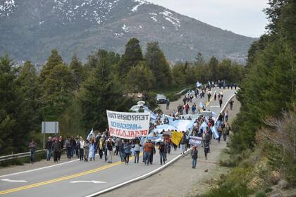 Protesta en pedido de desalojo de grupos Mapuches de Mascardi.