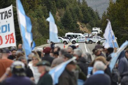 Protesta en pedido de desalojo de grupos Mapuches de Mascardi.