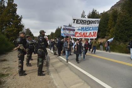 Protesta en pedido de desalojo de grupos Mapuches de Mascardi.