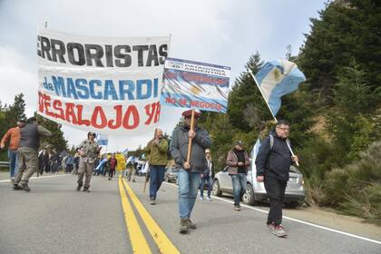 Protesta en pedido de desalojo de grupos Mapuches de Mascardi.