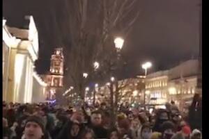 Una multitud protestó en Rusia contra la invasión, mientras crece la ofensiva de Putin