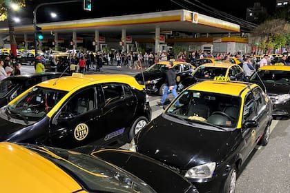 Protesta frente a la estación de servicio donde trabajaba el hombre asesinado anoche en una verdulería, en Rosario. Además era taxista con lo cual a la protesta se sumaron todos los taxis que están de paro hasta las 22 hs junto con las expendedoras de combustibles