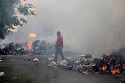 Protesta frente a la Legislatura provincial contra el proyecto impulsado por Peralta para elevar la edad de retiro para los trabajadores de la administración pública