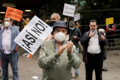 Protesta frente a la oficina de salud del gobierno regional de Madrid por la falta de apoyo y movimiento para mejorar las condiciones laborales en el barrio de Vallecas, en medio del brote de la enfermedad por coronavirus (COVID-19) en Madrid, España, 20 de septiembre de 2020.