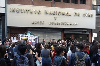Protesta frente al Incaa