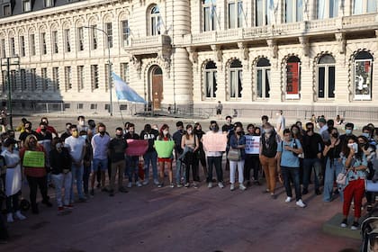 En la Ciudad de Buenos Aires, el encuentro es en la puerta del Ministerio de Educación; participan padres y alumnos