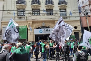 Ante una deuda de $200.000 millones, el Gobierno analiza dividir la obra social de los militares