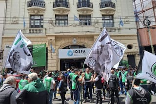 Ante una deuda de $200.000 millones, el Gobierno analiza dividir la obra social de los militares