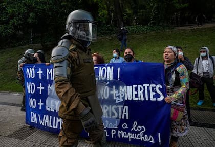 Protesta mapuche en Santiago, durante el estado de excepción decretado el año pasado por el gobierno de Sebastián Piñera 