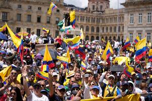 Masivas marchas en varias ciudades de Colombia contra las reformas de Gustavo Petro