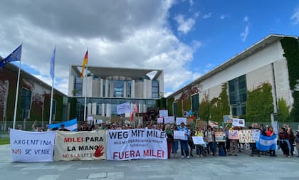 Protesta pequeña pero ruidosa contra Milei en Berlín (Elisabetta Piqué)