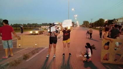 Protesta por el asesinato del policía Héctor Gabriel Quiroga, en el barrio Japonés de la localidad de La Reja, Moreno