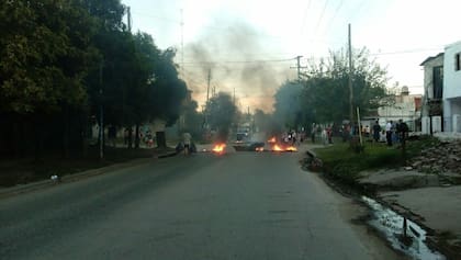 Protesta por el asesinato del policía Héctor Gabriel Quiroga, en el barrio Japonés de la localidad de La Reja, Moreno