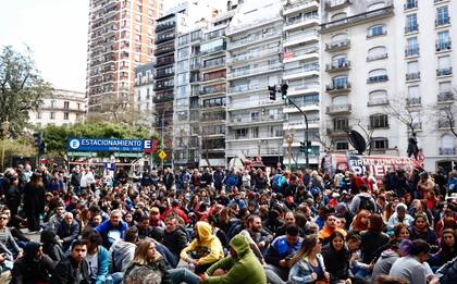 Protesta por parte de los seguidores de Cristina Kirchner en plaza Vicente Lopez por la colocacion del vallado en la puerta de su departamento