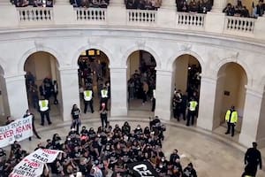 Manifestantes propalestinos protestan dentro del Capitolio de EE.UU. y piden un cese al fuego: hay detenidos