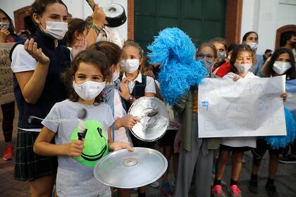 Protesta y bocinazos en la Quinta de Olivos por la suspensión de clases