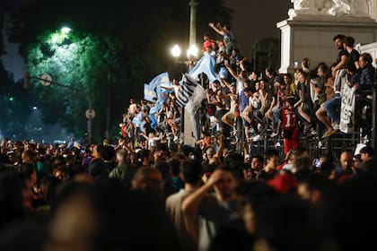 Protesta y cacerolazo frente al Congreso Nacional, tras las medidas anunciadas por el presidente Javier Milei
