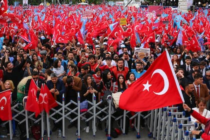 Protestantes agitan banderas turcas durante un acto de campaña en Ankara, Turquía, el viernes 12 de mayo e 2023. (AP Photo/Ali Unal)
