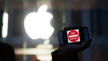 Protestantes se reunieron para apoyar la decisión de Apple de resistirse a desbloquear el celular de uno de los atacantes de San Bernardino