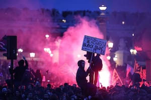 Qué llevó a Macron a imponer su impopular reforma jubilatoria y cómo continuará la resistencia