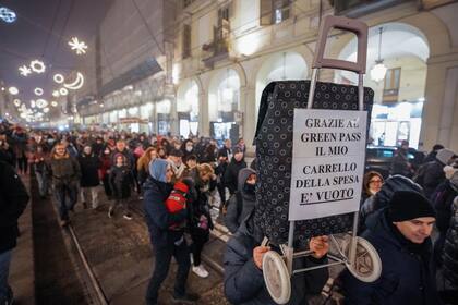Protestas contra el Green Pass en Turín. "Gracias al Green Pass, mi carrito de compras está vacío"