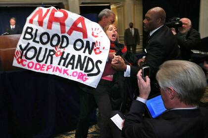 Protestas contra la NRA durante la conferencia de ayer en Washington