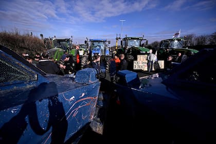 Protestas de agricultores en una autopista cerca de Chennevieres-les-Louvres, en Francia. (JULIEN DE ROSA / AFP)