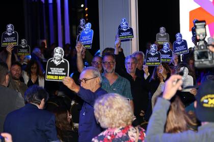 Protestas de escritores y editores durante la inauguración de la Feria del Libro