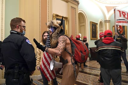 Varios congresistas insisten en que el presidente no puede seguir en el cargo, horas después de la violencia desatada ayer por sus seguidores en el Congreso