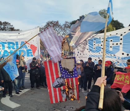 Protestas de piqueteros y agrupaciones sociales por la injerencia de Estados Unidos en la política doméstica