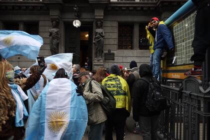 Los manifestantes se expresaban a favor de la sesión presencial de la oposición y en contra de la reforma de la Justicia que impulsa el Gobierno