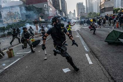 A primera vista, muchas de esas manifestaciones están vinculadas por meros detalles tácticos. Las semanas de inclemente desobediencia civil en Hong Kong, por ejemplo, parecen haber marcado el modelo de abordaje confrontativo que se diseminó en demandas políticas y económicas sumamente diversas.