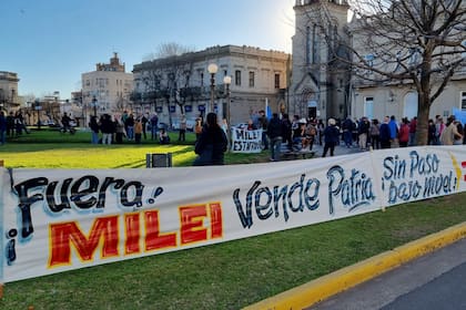 Protestas en Junín por la presentación de Javier Milei, antes de los incidentes con un grupo de libertarios