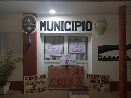 Protestas en la la sede municipal de la localidad entrerriana de Gilbert por las denuncias de abuso sexual contra el intendente, Ángel Fabián Constantino