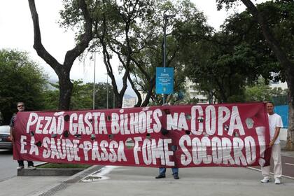 Protestas en la puerta del estadio Maracaná por el dinero gastado en los estadios del mundial. Los protestantes reclaman mas salud y educación