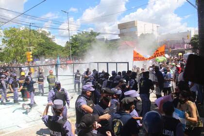Protestas en los alrededores de la casa de Gobierno provincial, que derivaron en enfrentamientos entre manifestantes y policías, que respondieron con gases y balas de goma