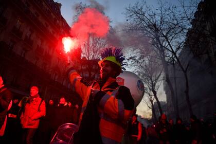 Protestas en París contra la reforma jubilatoria. (JULIEN DE ROSA / AFP)