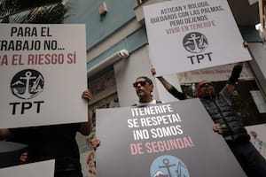 El enojo y resignación en Tenerife ante la llegada del barco que transporta los pasajeros con hantavirus