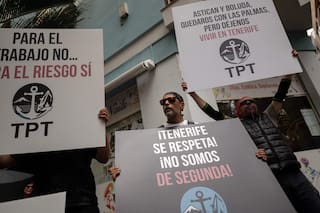 El enojo y resignación en Tenerife ante la llegada del barco que transporta los pasajeros con hantavirus