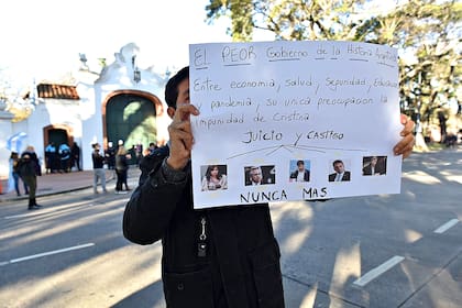 Protestas frente a la quinta presidencial de Olivos por las nuevas restricciones debido a la pandemia por coronavirus